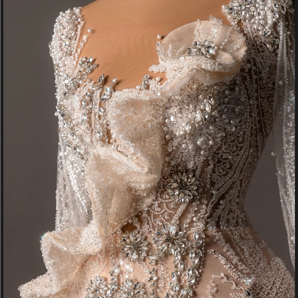 Exquisite Cream Lace Bridal Dress - Picture 4 of 6